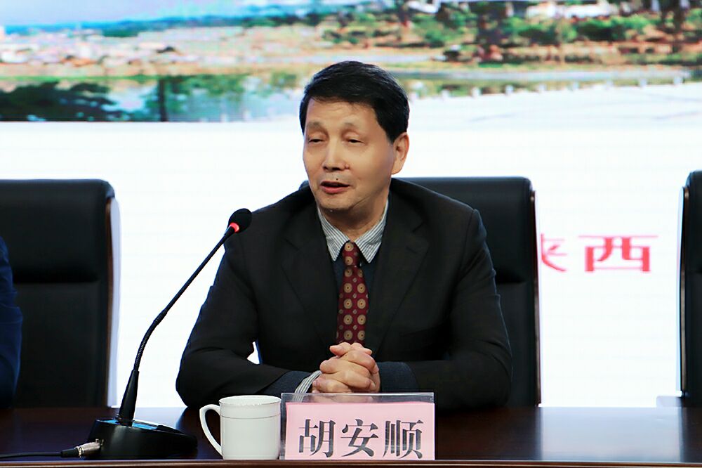 陕西省语言学会会长,陕西师范大学文学院教授胡安顺在开幕式上致辞.